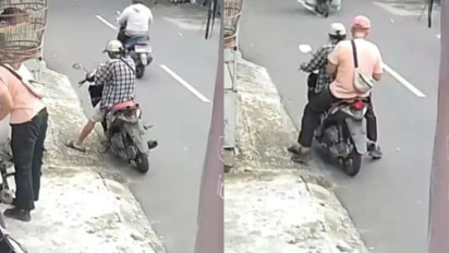 Meresahkan! Pria Tempelkan Stiker QR Code Judi Online di Motor Terparkir hingga Dinding di Jakarta Selatan