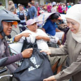 Sambut Ramadhan, Gubernur Khofifah Bagikan Sembako untuk Masyarakat Kurang Mampu
