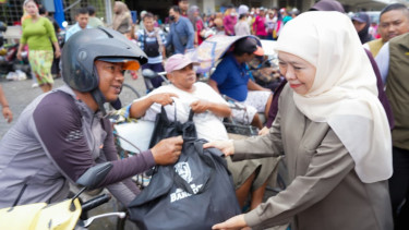 Sambut Ramadhan, Gubernur Khofifah Bagikan Sembako untuk Masyarakat Kurang Mampu