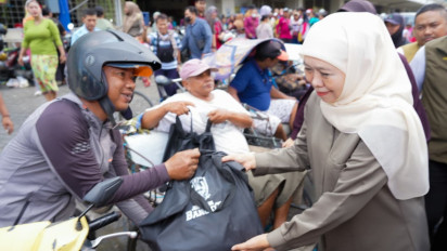 Sambut Ramadhan, Gubernur Khofifah Bagikan Sembako untuk Masyarakat Kurang Mampu