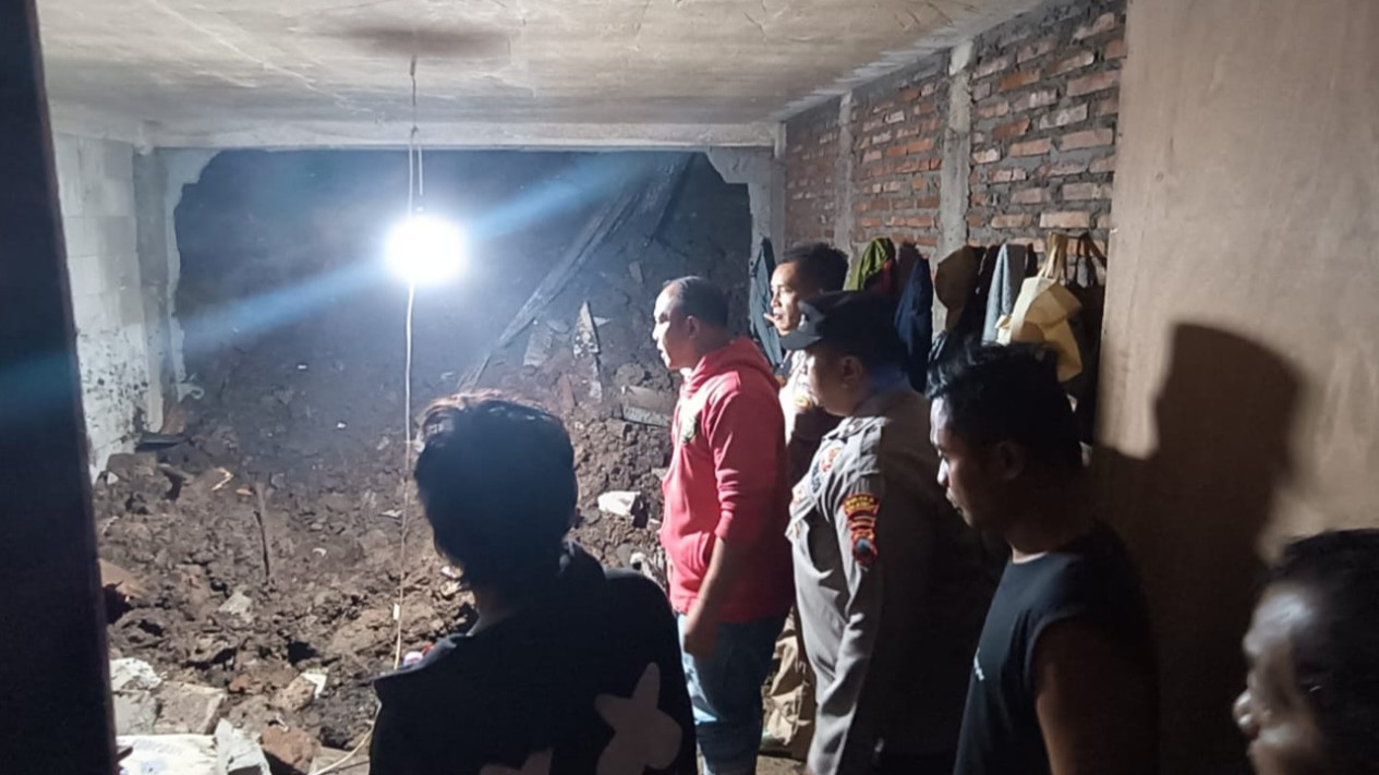 Bangunan Roboh Saat Hujan Lebat, Warga Tewas Tertimbun di Salatiga
            - galeri foto