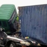 Terjadi Kecelakaan Kontainer Timpa Sedan di Karawang, Tiga Tewas dan Tiga Lainnya Luka Berat