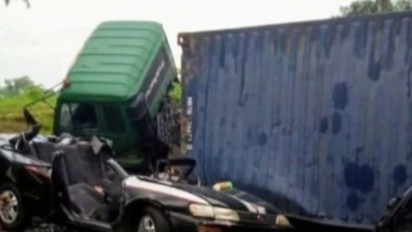 Terjadi Kecelakaan Kontainer Timpa Sedan di Karawang, Tiga Tewas dan Tiga Lainnya Luka Berat