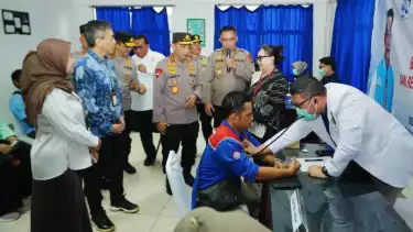 Kapolri Jenderal Listyo Sigit Prabowo menghadiri perayaan Hari Ulang Tahun (HUT) ke-53 Konfederasi Serikat Pekerja Seluruh Indonesia (KSPSI) di Lapangan PT. Victory Ching Luh Indonesia.