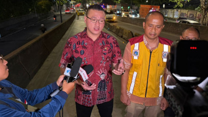 Warga Keluhkan Lubang di Jalan Flyover Pesing, Anggota DPRD DKI Jakarta Kenneth Lakukan Sidak
