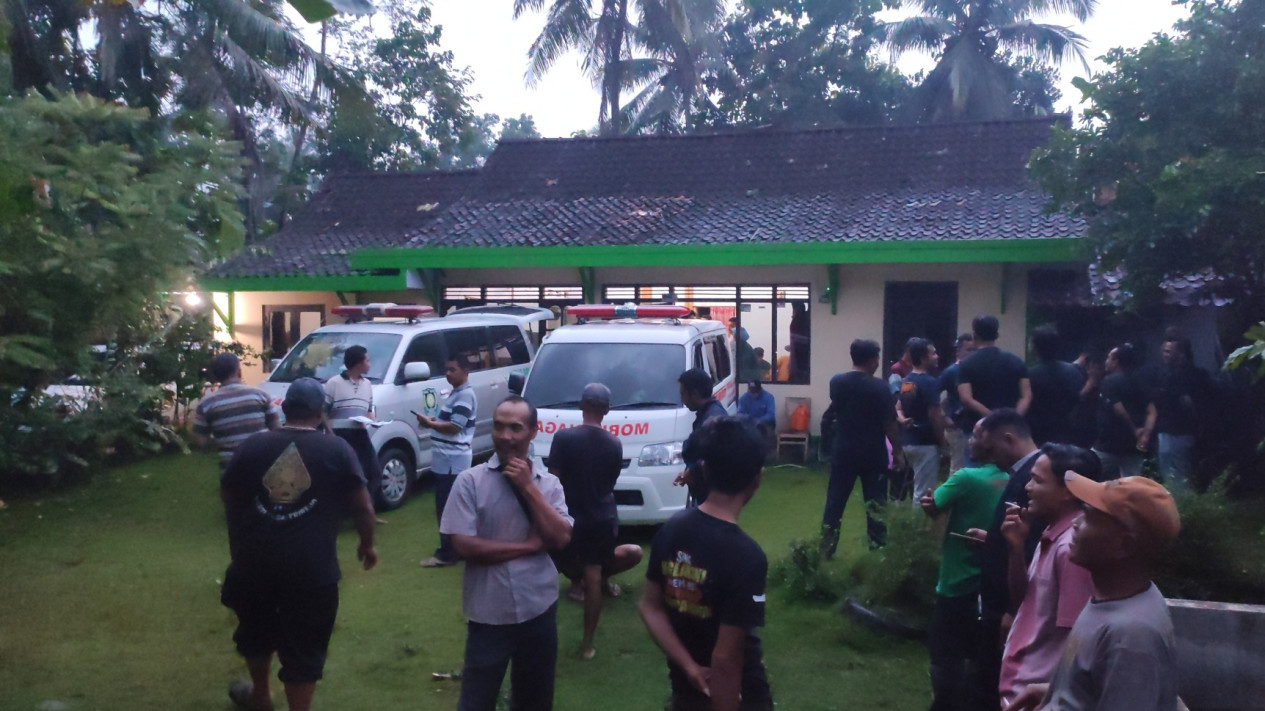 Puluhan Warga Trirejo Diduga Keracunan Makanan Usai Kenduri Ruwahan
            - galeri foto