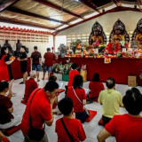 Berita Foto: Umat Tridharma Khusyuk Rayakan Imlek 2577 di Vihara Dharma Bhakti