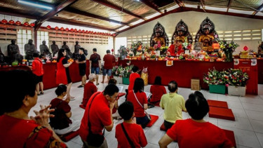 Berita Foto: Umat Tridharma Khusyuk Rayakan Imlek 2577 di Vihara Dharma Bhakti