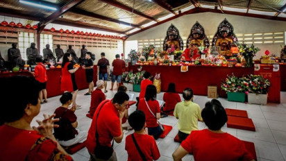 Berita Foto: Umat Tridharma Khusyuk Rayakan Imlek 2577 di Vihara Dharma Bhakti