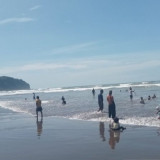 Wisatawan di Parangtritis Diimbau Tidak Main Air ke Tengah Pantai