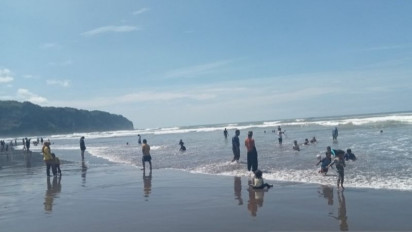 Wisatawan di Parangtritis Diimbau Tidak Main Air ke Tengah Pantai