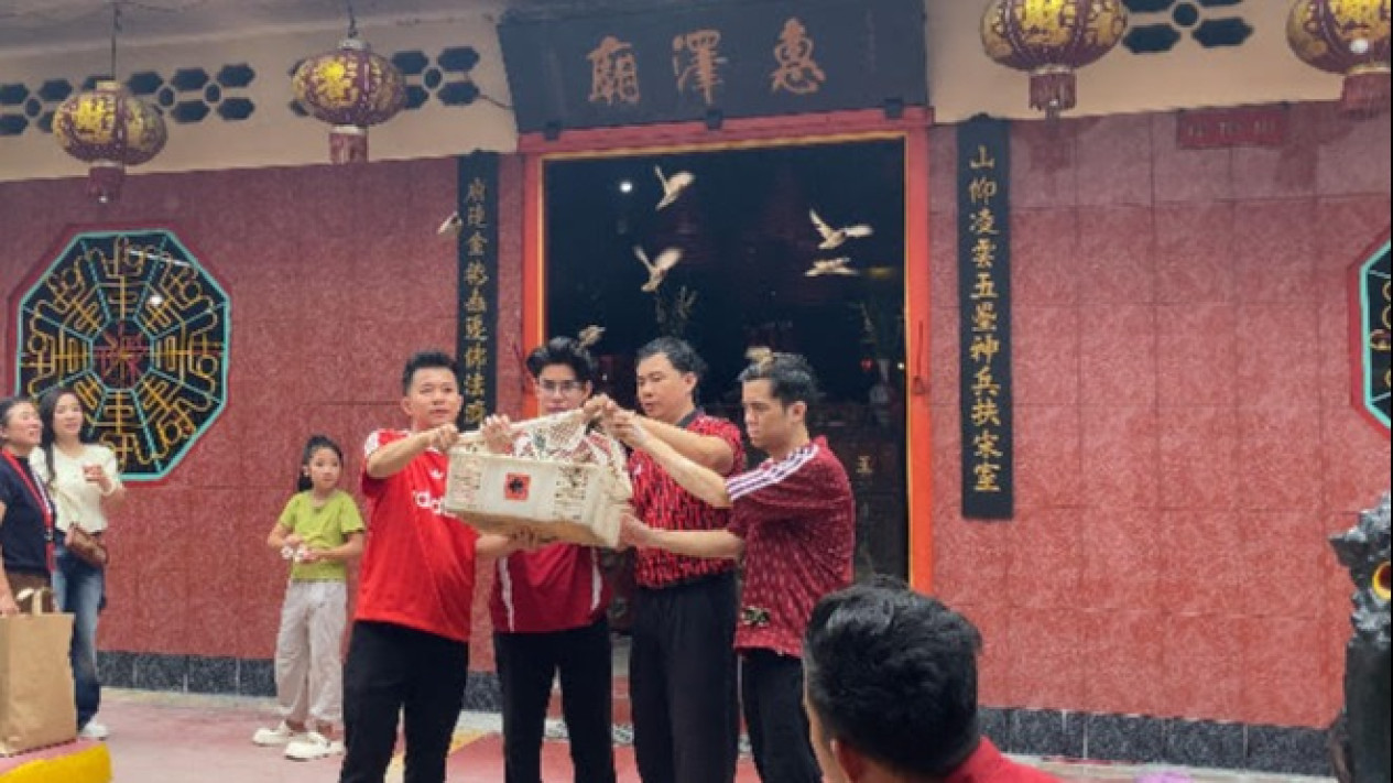 Warga Tionghoa Lepas Burung Pipit di Vihara, Tradisi Tahun Baru Imlek untuk Buang Sial
            - galeri foto