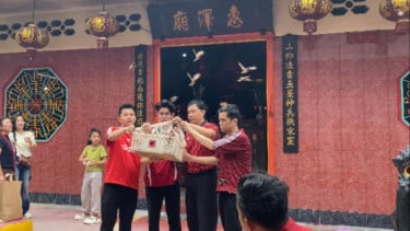 Warga Tionghoa Lepas Burung Pipit di Vihara, Tradisi Tahun Baru Imlek untuk Buang Sial