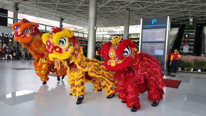 Barongsai dan Naga Liang Liong Meriahkan Perayaan Imlek di Bandara Juanda