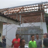 Pekerja Bangunan di Ngronggot Nganjuk Ditemukan Tewas di Atap Rumah, Diduga Tersengat Listrik