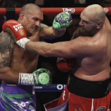 Frank Warren Sebut Tyson Fury Siap Tantang Oleksandr Usyk di Duel Trilogi Perebutan Gelar Kelas Berat