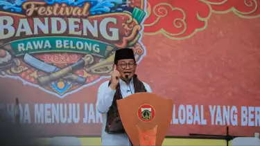 Gubernur DKI Jakarta, Pramono Anung saat membuka Festival Bandeng di Pasar Rawa Belong, Jakarta Barat