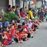 Fenomena Warga Nunggu Angpao di Petak Sembilan Glodok Warnai Imlek 2026