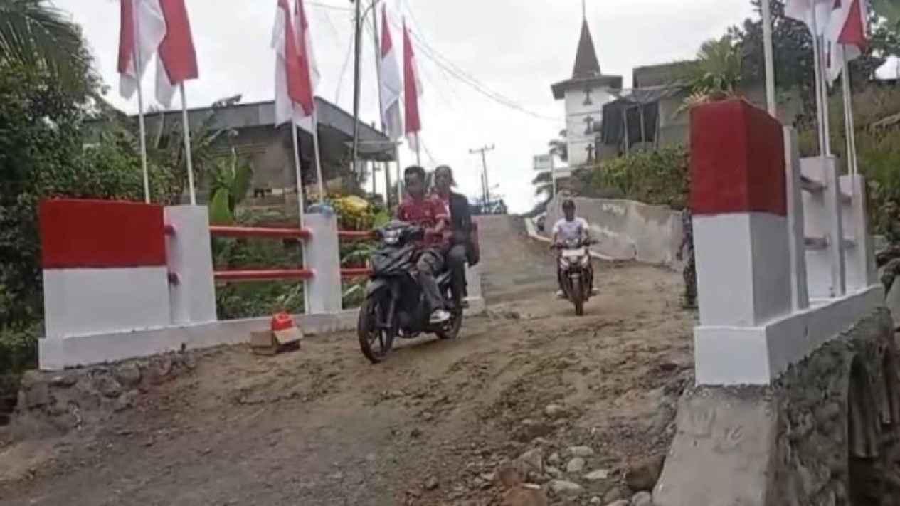 TNI Selesaikan Jembatan Armco di Tapanuli Selatan Penghubung Antarlingkunan
            - galeri foto