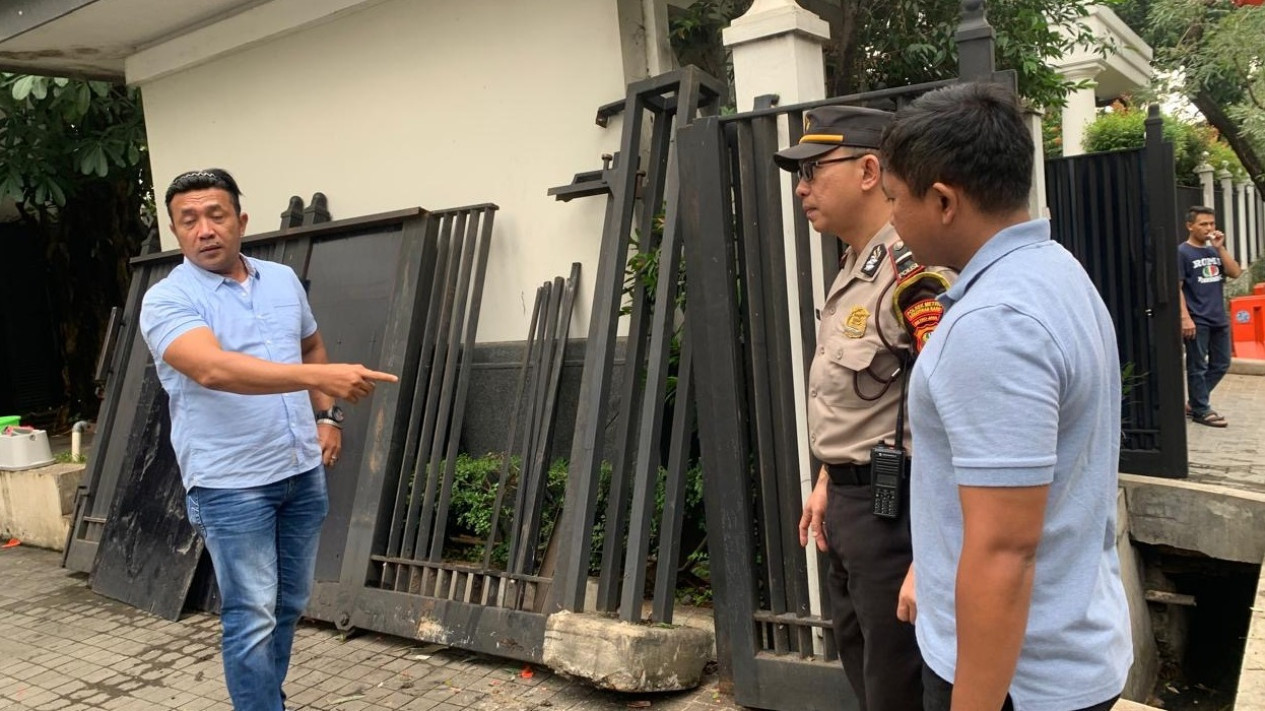 Gegara Ngantuk, Pengemudi Mobil Tabrak Pagar Rumah Wapres RI Jusuf Kalla di Kebayoran Baru
            - galeri foto