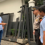 Gegara Ngantuk, Pengemudi Mobil Tabrak Pagar Rumah Wapres RI Jusuf Kalla di Kebayoran Baru