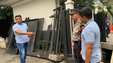 Gegara Ngantuk, Pengemudi Mobil Tabrak Pagar Rumah Wapres RI Jusuf Kalla di Kebayoran Baru
