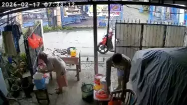 Seorang pemuda coba mencuri uang hasil dagangan nenek penjual nasi uduk di Jatiwarna, Pondok Melati, Bekasi