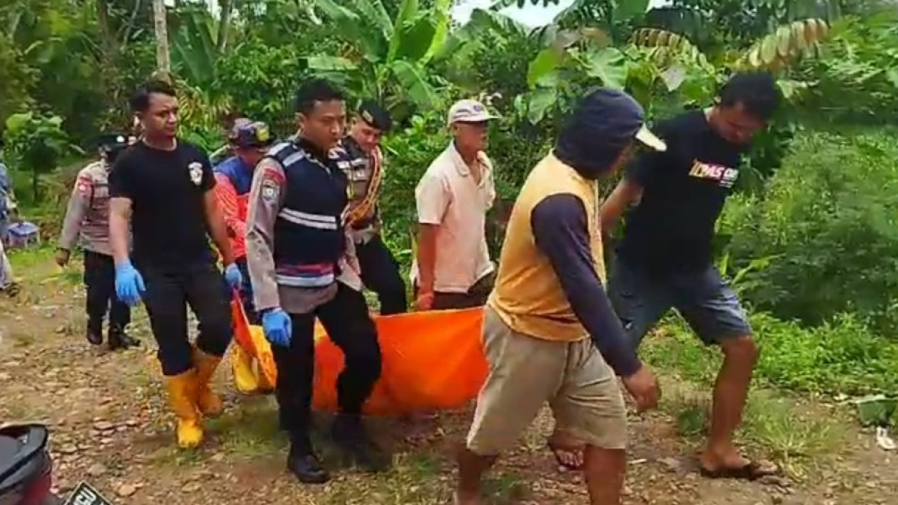 Geger, Mayat Pria Tanpa Identitas Ditemukan Membusuk di Sungai Ngasem Pati
            - galeri foto