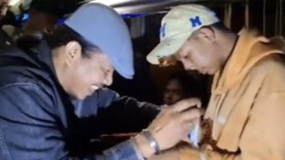 Een Kena Apes, Viral Aksi Polisi Tangkap Buron dengan Cara Mengamen Dalam Bus di Padang