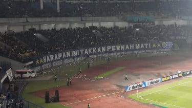 Gol Sempat Dianulir Majed Mohammed Al-Shamrani, Laga Persib Bandung Kontra Ratchaburi FC Diwarnai Petasan dan Pelemparan Botol