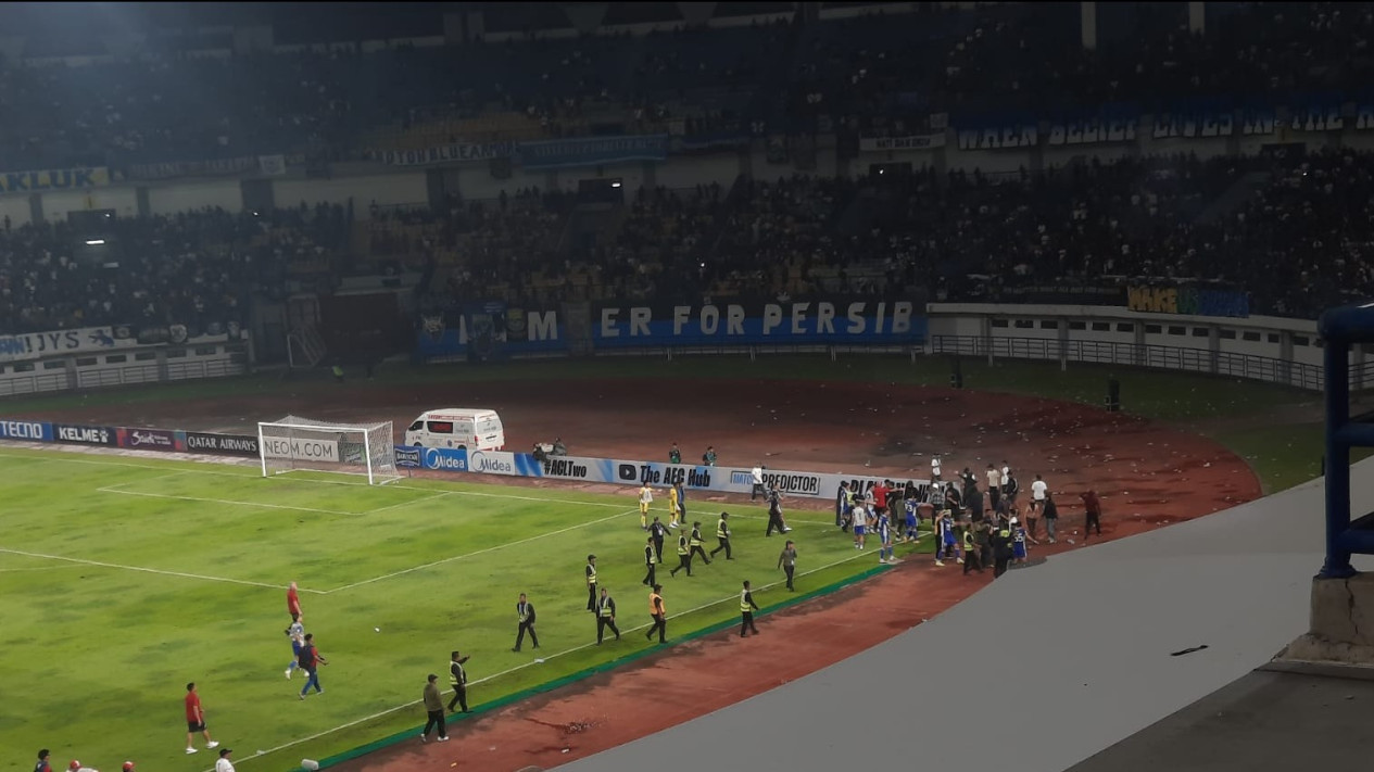Ricuh di Akhir Laga Persib Vs Ratchaburi FC: Teriakan AFC Mafia Hingga Wasit Dikejar Oknum Bobotoh
            - galeri foto
