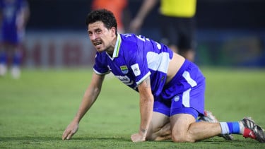 Gestur Thom Haye Menenangkan Bobotoh yang Ricuh Usai Persib vs Ratchaburi Jadi Sorotan, Sang Jenderal Lini Tengah Timnas Indonesia Lakukan Hal Ini