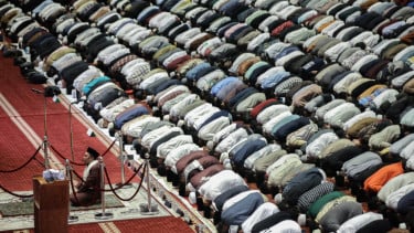 Berita Foto : Ribuan Jemaah Ikuti Shalat Tarawih Perdana di Masjid Istiqlal