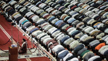 Berita Foto : Ribuan Jemaah Ikuti Shalat Tarawih Perdana di Masjid Istiqlal