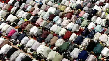 Umat Muslim melaksanakan shalat tarawih perdana di Masjid Istiqlal, Jakarta, Rabu (18/2/2026), menyusul penetapan 1 Ramadhan 1447 Hijriah oleh pemerintah pada Kamis (19/2/2026).