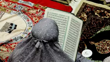 Umat Muslim melaksanakan shalat tarawih perdana di Masjid Istiqlal, Jakarta, Rabu (18/2/2026), menyusul penetapan 1 Ramadhan 1447 Hijriah oleh pemerintah pada Kamis (19/2/2026).