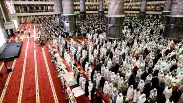 Umat Muslim melaksanakan shalat tarawih perdana di Masjid Istiqlal, Jakarta, Rabu (18/2/2026), menyusul penetapan 1 Ramadhan 1447 Hijriah oleh pemerintah pada Kamis (19/2/2026).