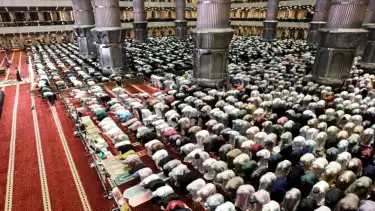 Umat Muslim melaksanakan shalat tarawih perdana di Masjid Istiqlal, Jakarta, Rabu (18/2/2026), menyusul penetapan 1 Ramadhan 1447 Hijriah oleh pemerintah pada Kamis (19/2/2026).