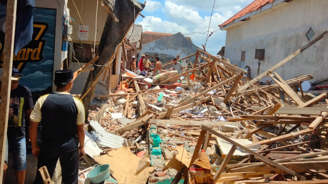 Tujuh Rumah Hancur Akibat Ledakan Hebat Petasan di Situbondo, Seorang Tewas dan Lima Lainnya Luka-luka
            - galeri foto
