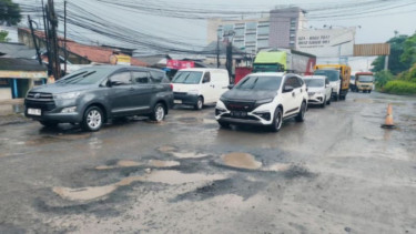 Kang Dedi! Warga Bekasi Minta Pemprov Segera perbaiki Jalan KH Ma'mun Nawawi yang Rusak Parah