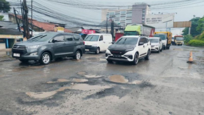 Kang Dedi! Warga Bekasi Minta Pemprov Segera perbaiki Jalan KH Ma'mun Nawawi yang Rusak Parah