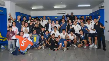 Media Thailand Soroti Pitch Invasion Hingga Pelemparan Botol di Laga Persib Bandung Vs Ratchaburi