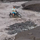 Hari Pertama Puasa, Warga Dusun Sumberlangsep Kembali Terisolir Akibat Jalur Diterjang Lahar Dingin Semeru