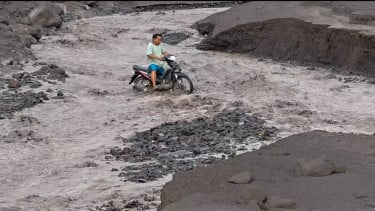 Hari Pertama Puasa, Warga Dusun Sumberlangsep Kembali Terisolir Akibat Jalur Diterjang Lahar Dingin Semeru