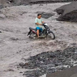 Hari Pertama Puasa, Warga Dusun Sumberlangsep Kembali Terisolasi Akibat Jalur Diterjang Lahar Dingin Semeru