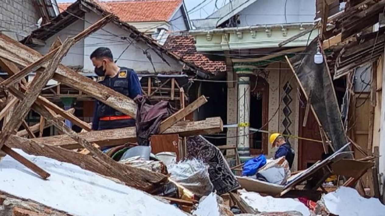 Kondisi Terkini Lokasi Ledakan Maut di Situbondo, Polisi Mulai Olah TKP Usai Sterilisasi Gegana
            - galeri foto