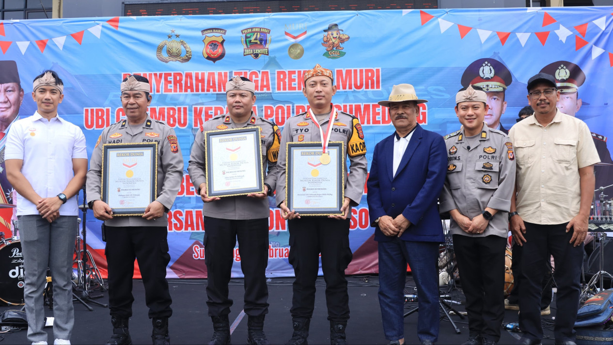 Polres Sumedang Gelar Masak Besar Bersama Bobon Santoso, Raih 3 Rekor MURI dan Bagikan 4.050 Cup Kolak Cilembu
            - galeri foto