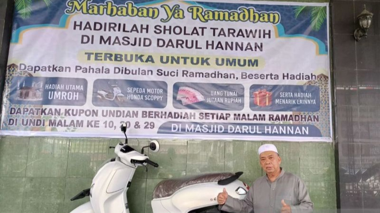 Rutin Selama 16 Tahun, Masjid Ini Bagikan Hadiah Umrah bagi Jamaah Tarawih
            - galeri foto