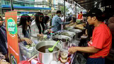 Hari Pertama Puasa, Warga Langsung Serbu Pedagang Takjil di Benhil Jakpus