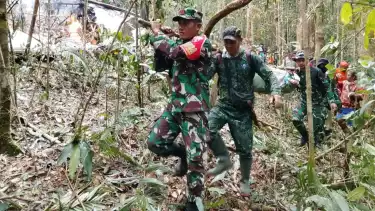 TNI melalui Satgas Pengamanan Perbatasan RI–Malaysia Yonarmed 4/Prh bersama unsur Komando Distrik Militer Nunukan bergerak cepat melaksanakan respons tanggap darurat kecelakaan pesawat milik PT Pelita Air Service.